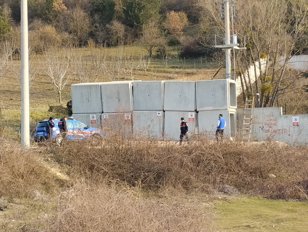 Bolu'da girdiği gölette boğulma tehlikesi geçiren 13 yaşındaki çocuk hastaneye kaldırıldı.