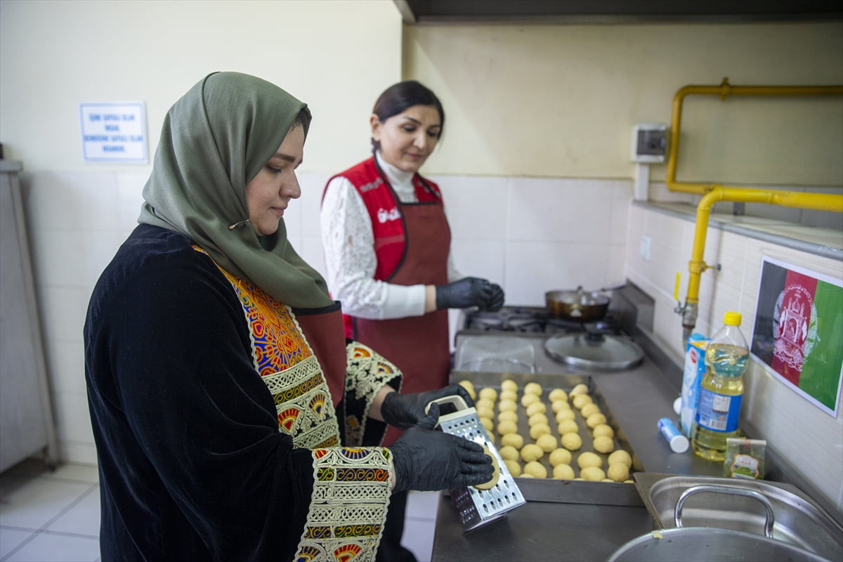 Bolu'da hazırlanan Endonezya, Filistin, Sudan, Afganistan ve Türkiye'ye özgü tatlılar, bayram...