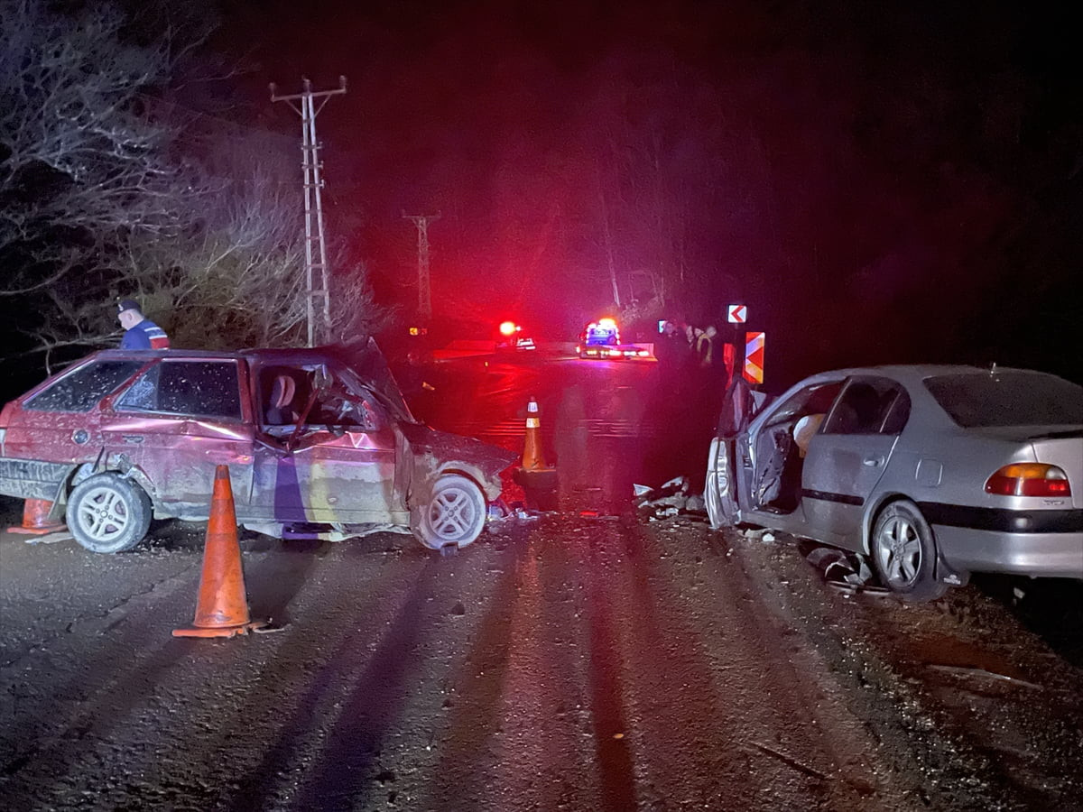 Bolu'da iki otomobilin çarpışması sonucu 6 kişi yaralandı.