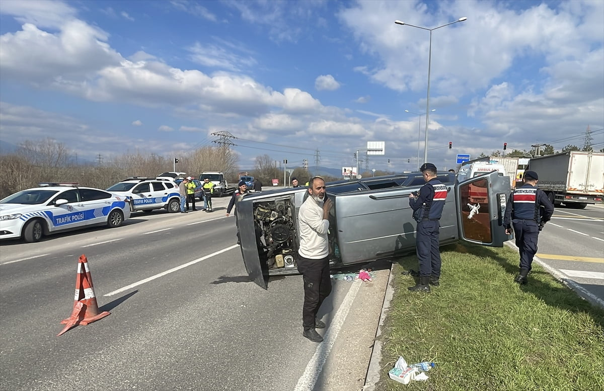 Bolu'da kamyon ile otomobilin çarpışması sonucu 6'sı çocuk 9 kişi yaralandı.