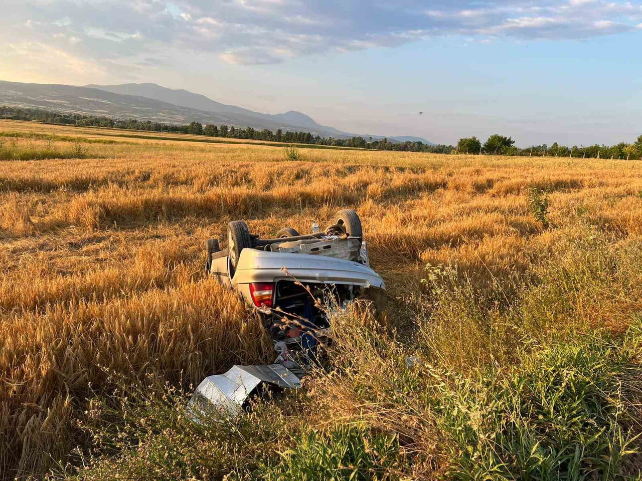 BOLU'DA KONTROLDEN ÇIKARAK TARLAYA UÇAN VE TAKLA ATARAK ADETA HURDAYA DÖNEN OTOMOBİLİN SÜRÜCÜSÜ...