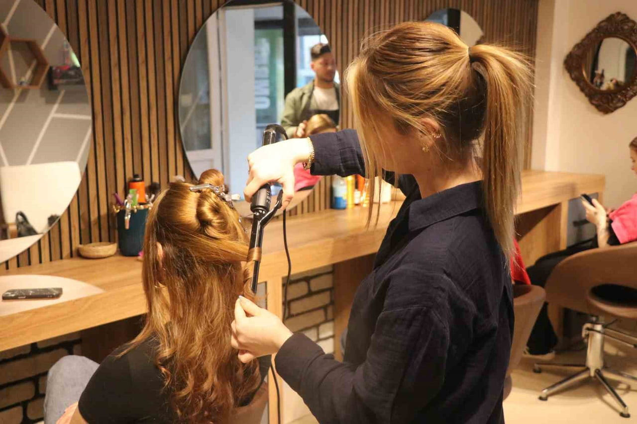 BOLU'DA KURBAN BAYRAMI ÖNCESİ KUAFÖR VE GÜZELLİK SALONLARINDA YOĞUNLUK YAŞANIYOR. ARİFE GÜNÜYLE...