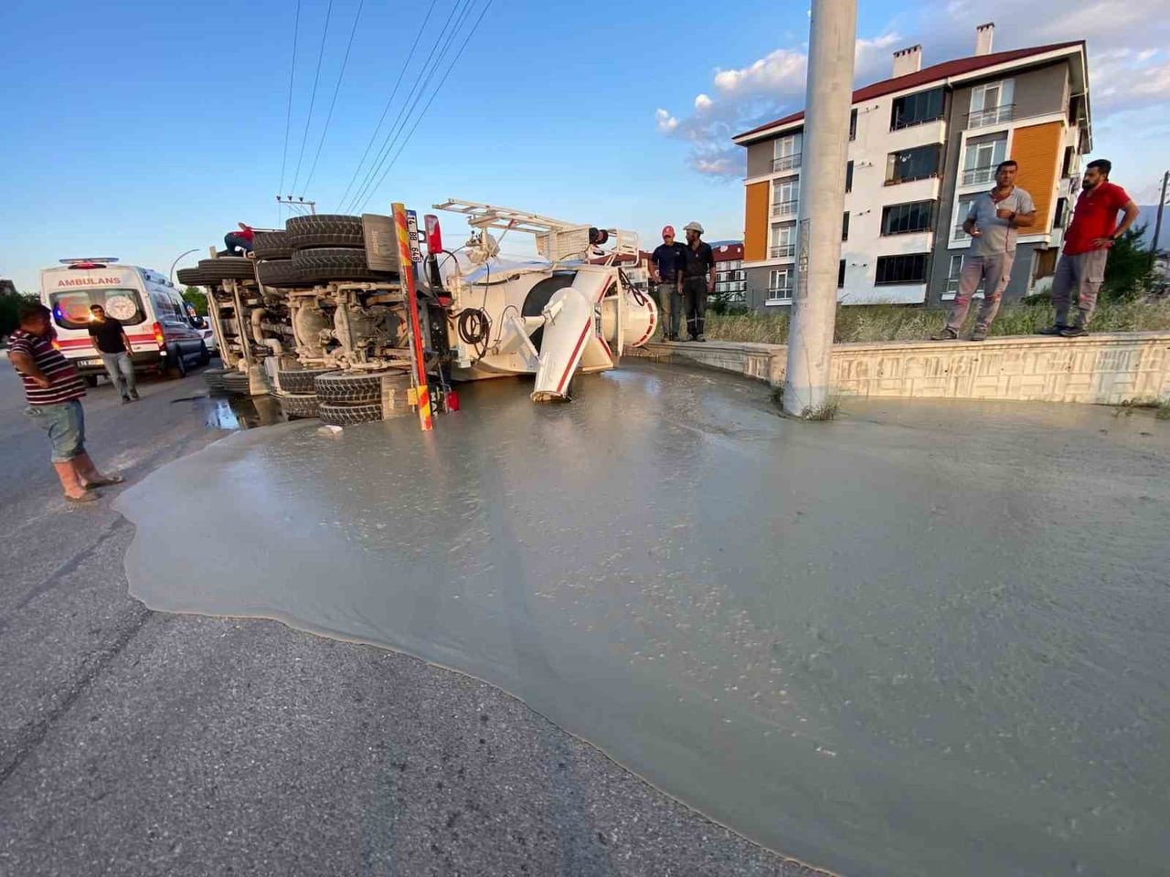 BOLU'DA, KUVAYİ MİLLİYE BULVARI ÜZERİNDE SEYİR HALİNDE OLAN BOLU BELEDİYESİ ŞİRKETİNE AİT BETON...