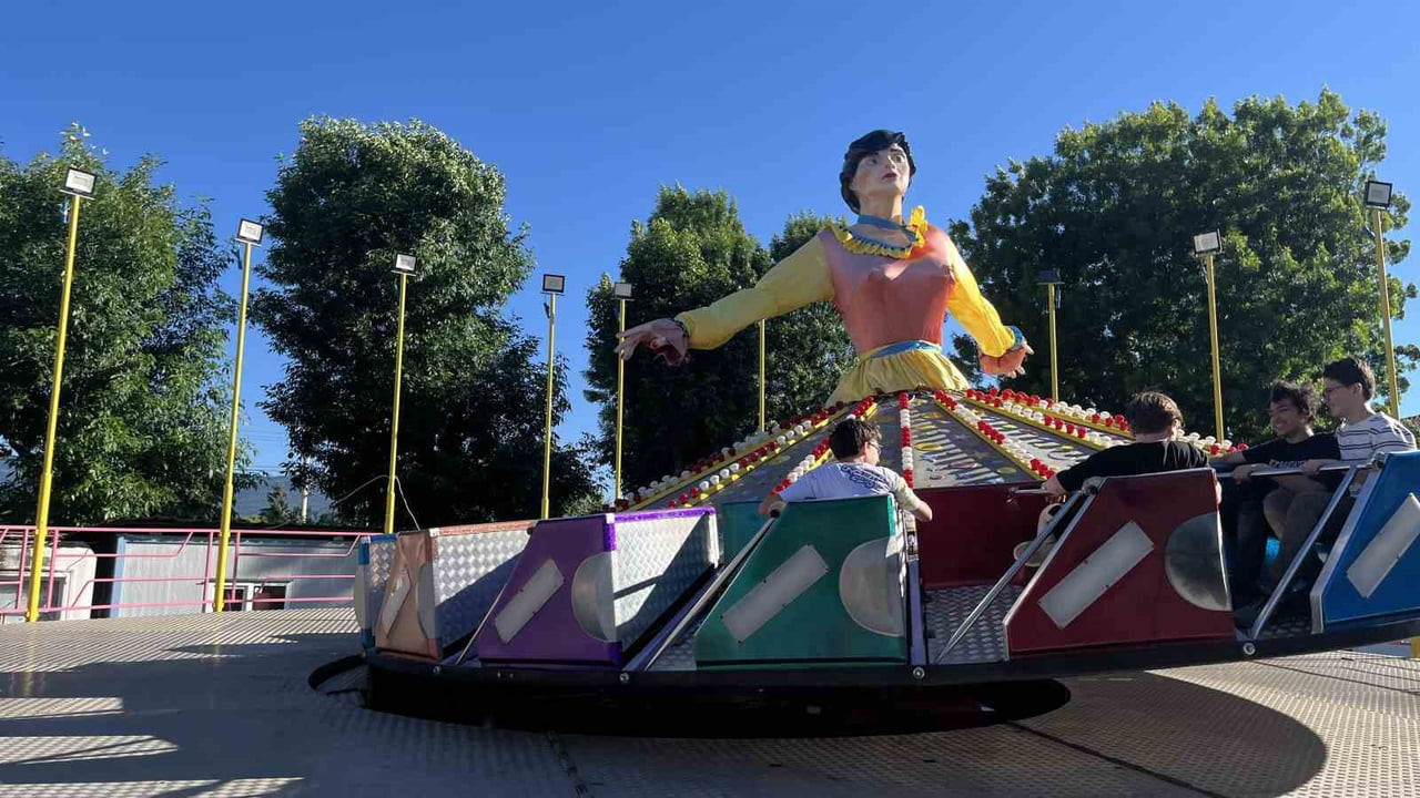 BOLU'DA LUNAPARKTAKİ OYUNCAKLARI GÜNLERDİR UZAKTAN İZLEYEN OTİZMLİ ÇOCUK, ÇALIŞANLARIN GİRİŞİMİ VE...