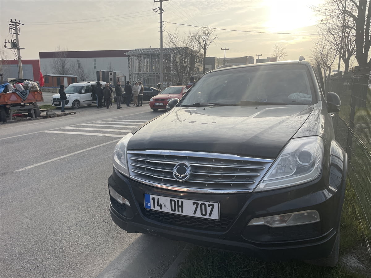 Bolu'da meydana gelen trafik kazasında cip ile lüks otomobilin çarpışması sonucu 4 kişi...