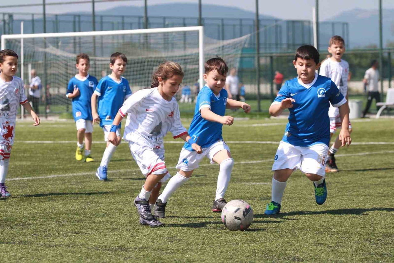 BOLU'DA MİNİ MİNİKLER FUTBOL TURNUVASI HEYECANI BAŞLADI