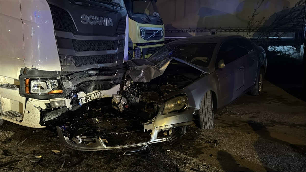 Bolu'da otomobilin park halindeki 3 araca çarpması sonucu 4 kişi ağır yaralandı.