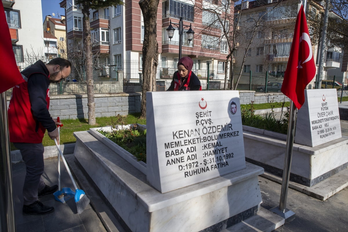 Bolu'da Ramazan Bayramı öncesi şehit mezarlarının bakım, onarım ve temizliği yapıldı. Aile ve...