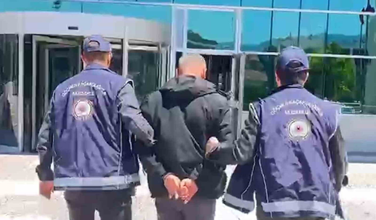 BOLU'DA TEM OTOYOLU ÜZERİNDE POLİS EKİPLERİNCE DURDURULAN BİR KAMYONDA 10 DÜZENSİZ GÖÇMEN...