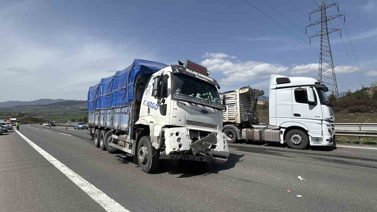 BOLU'DA TEM OTOYOLU'NDA SEYİR HALİNDEKİ BİR TIRIN YERİNDEN KOPARAK YOLA SAVRULAN LASTİĞİNE ÇARPAN...