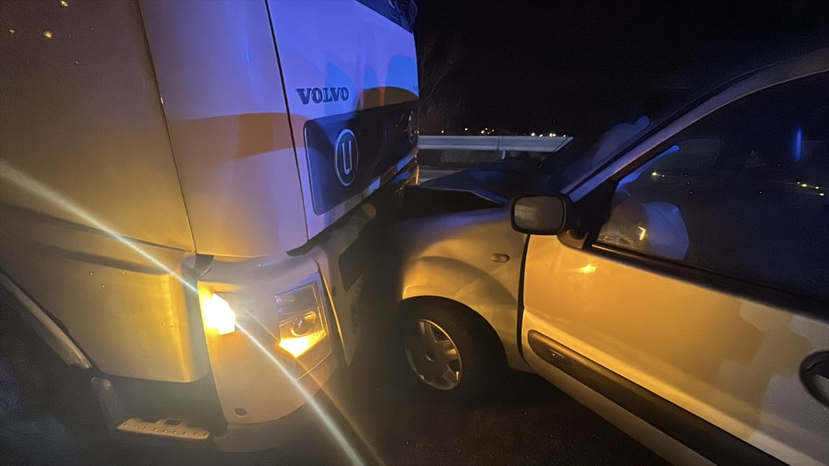 Bolu'da tır ile hafif ticari aracın çarpışması sonucu meydana gelen trafik kazasında, hafif ticari...