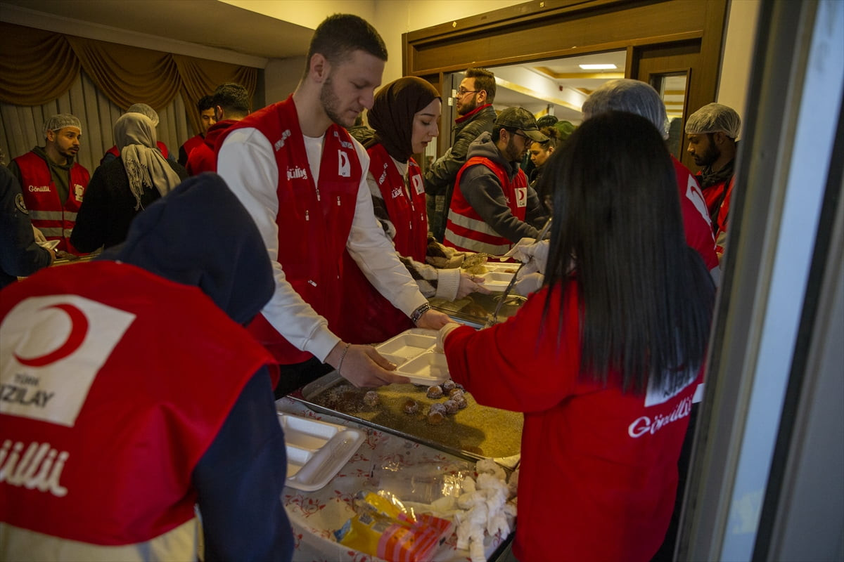 Bolu'da üniversite öğrenimi gören Filistinli öğrenciler, ramazanın ilk iftarında Kızılay çatısı...