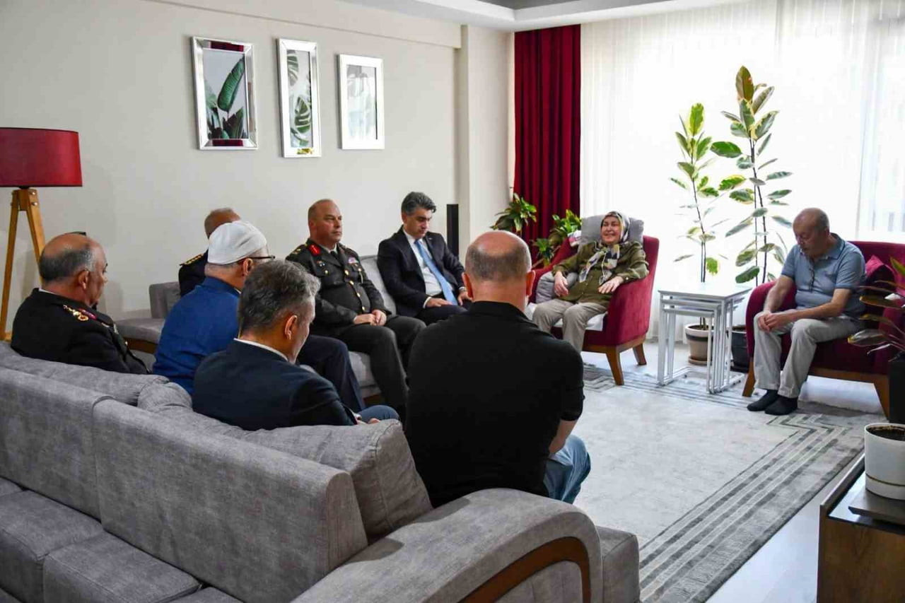 BOLU'DA VALİ ABDULAZİZ AYDIN VE BERABERİNDEKİ HEYET, 15 TEMMUZ DARBE GİRİŞİMİNDE ŞEHİT OLAN POLİS...