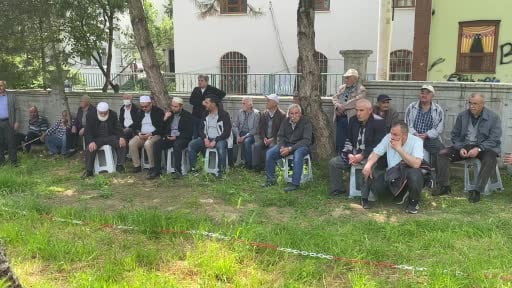 Bolu'da vatandaşlar arife günü kabir başında dua etti
