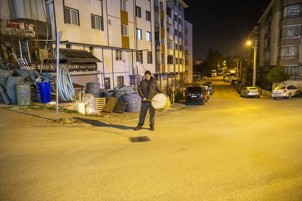 Bolu'da yaşayan Cengiz Babat, dededen kalma ramazan davulculuğu işini oğluyla birlikte yürütüyor....