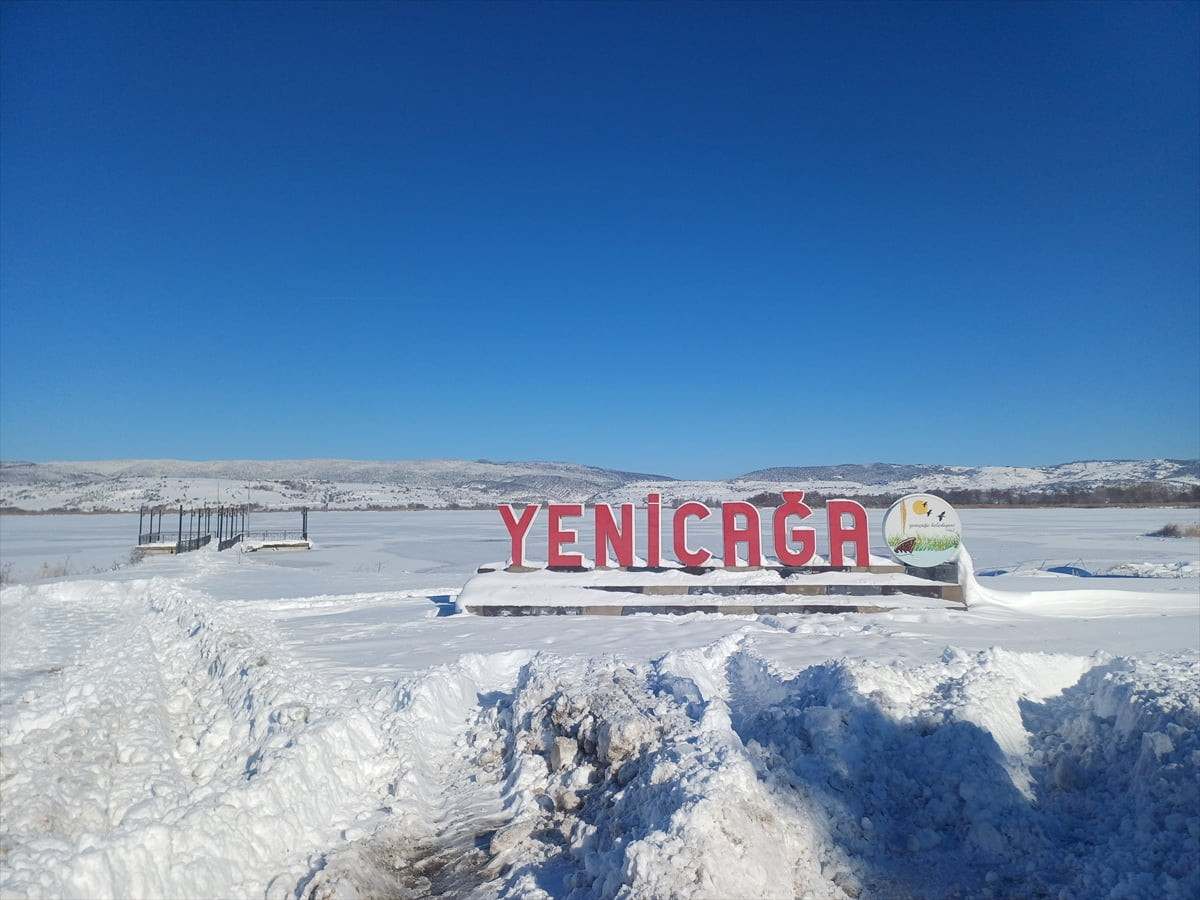 Bolu'da Yeniçağa Gölü'nün yüzeyi buzla kaplandı. Gece hava sıcaklığının sıfırın altında 20 derece...