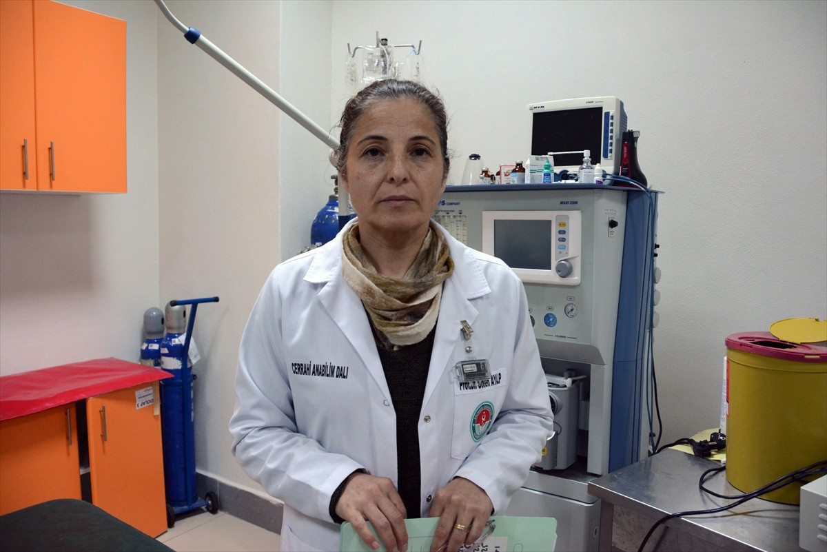 Bolu'da yüksekten düşme sonucu damağında yarık oluşan ve beslenme sorunu yaşayan "Süslü" isimli...