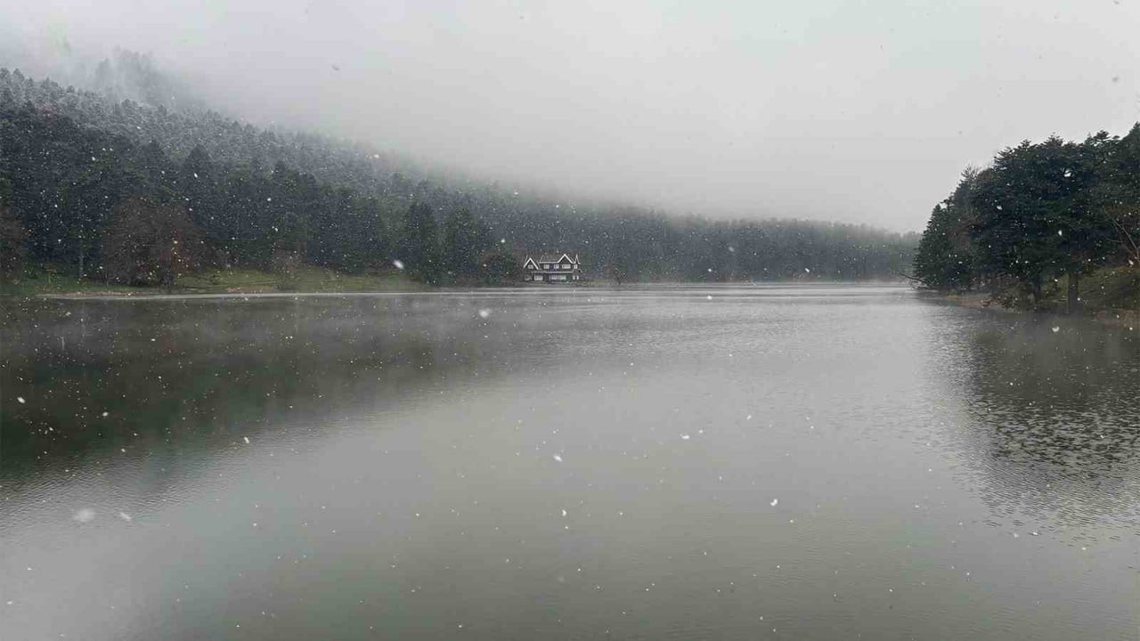 BOLU'NUN DOĞA HARİKASI GÖLCÜK TABİAT PARKI'NDA KAR YAĞIŞI ETKİSİNİ GÖSTERİYOR.