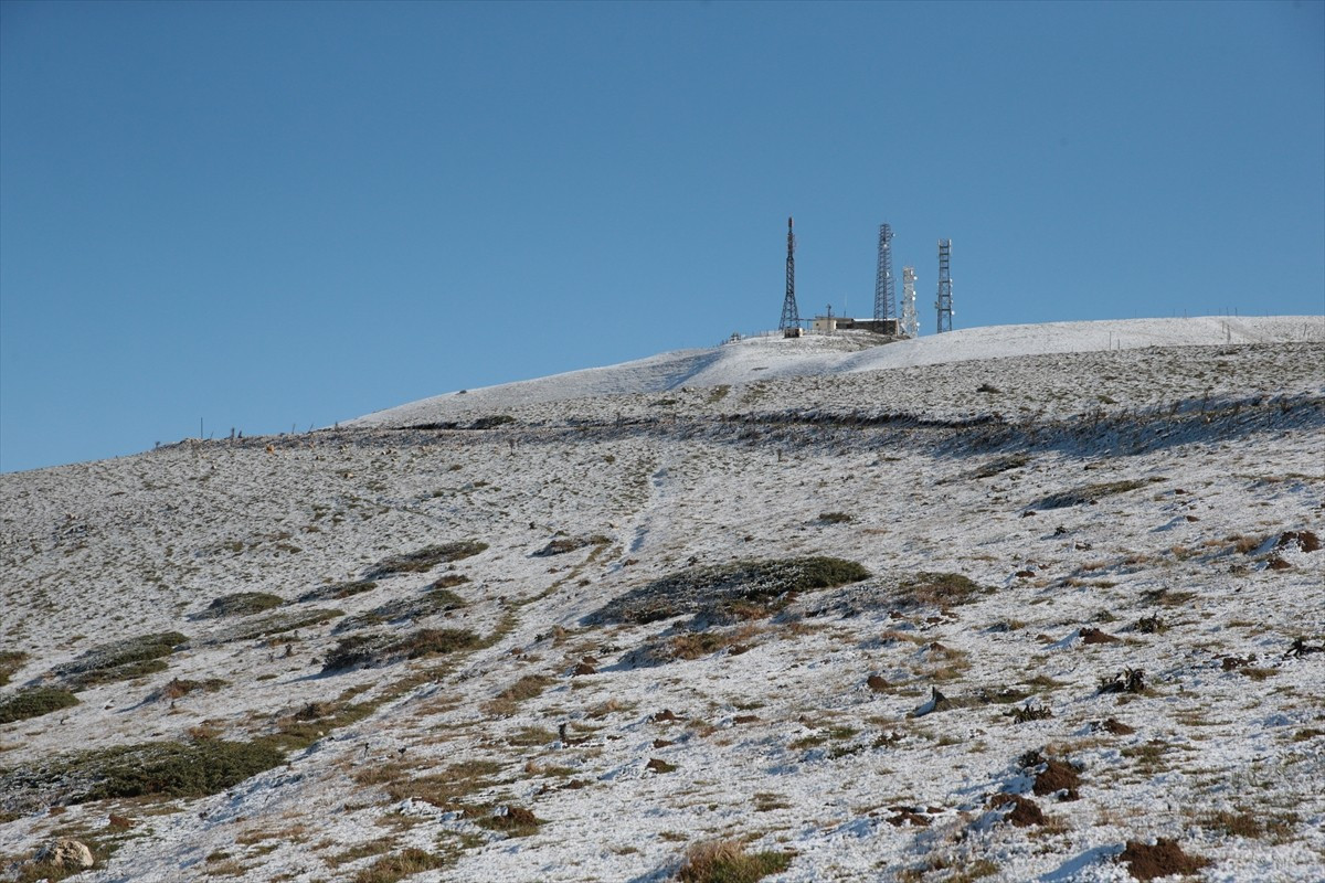 Bolu'nun doğal güzellikleri ile ünlü Abant Gölü Milli Parkı'nın yüksek kesimlerinde kar yağışı...