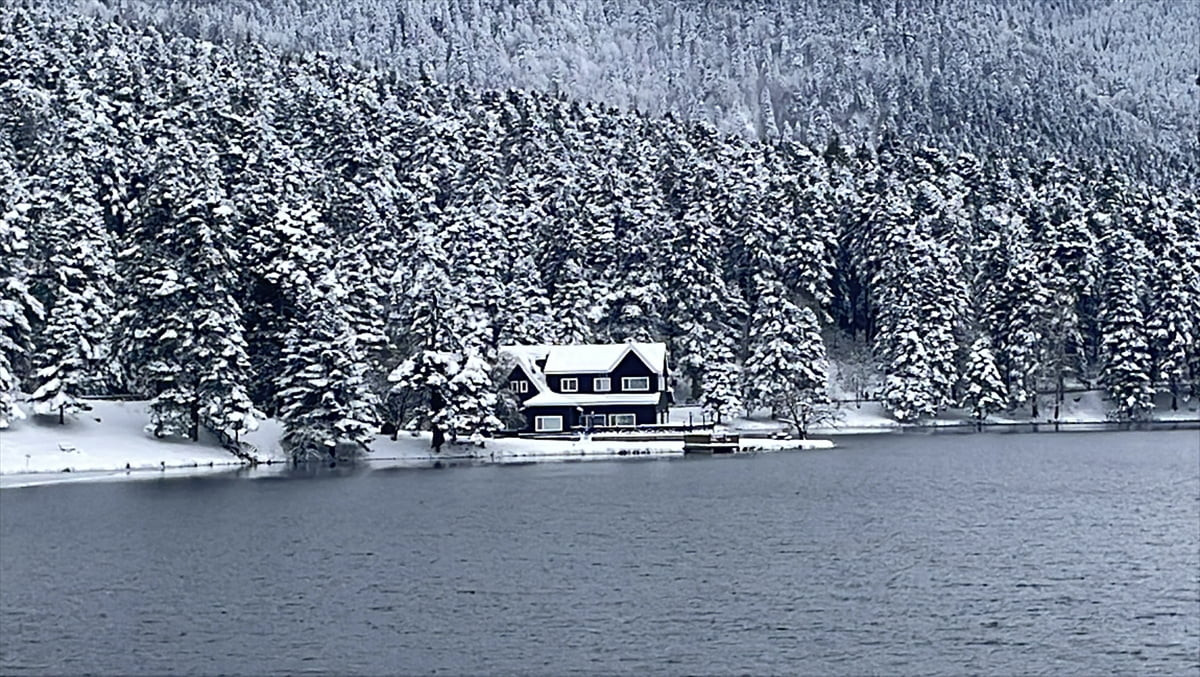 Bolu'nun doğal güzellikleri ile ünlü Gölcük Tabiat Parkı'nda kar kalınlığı 30 santimetreye...