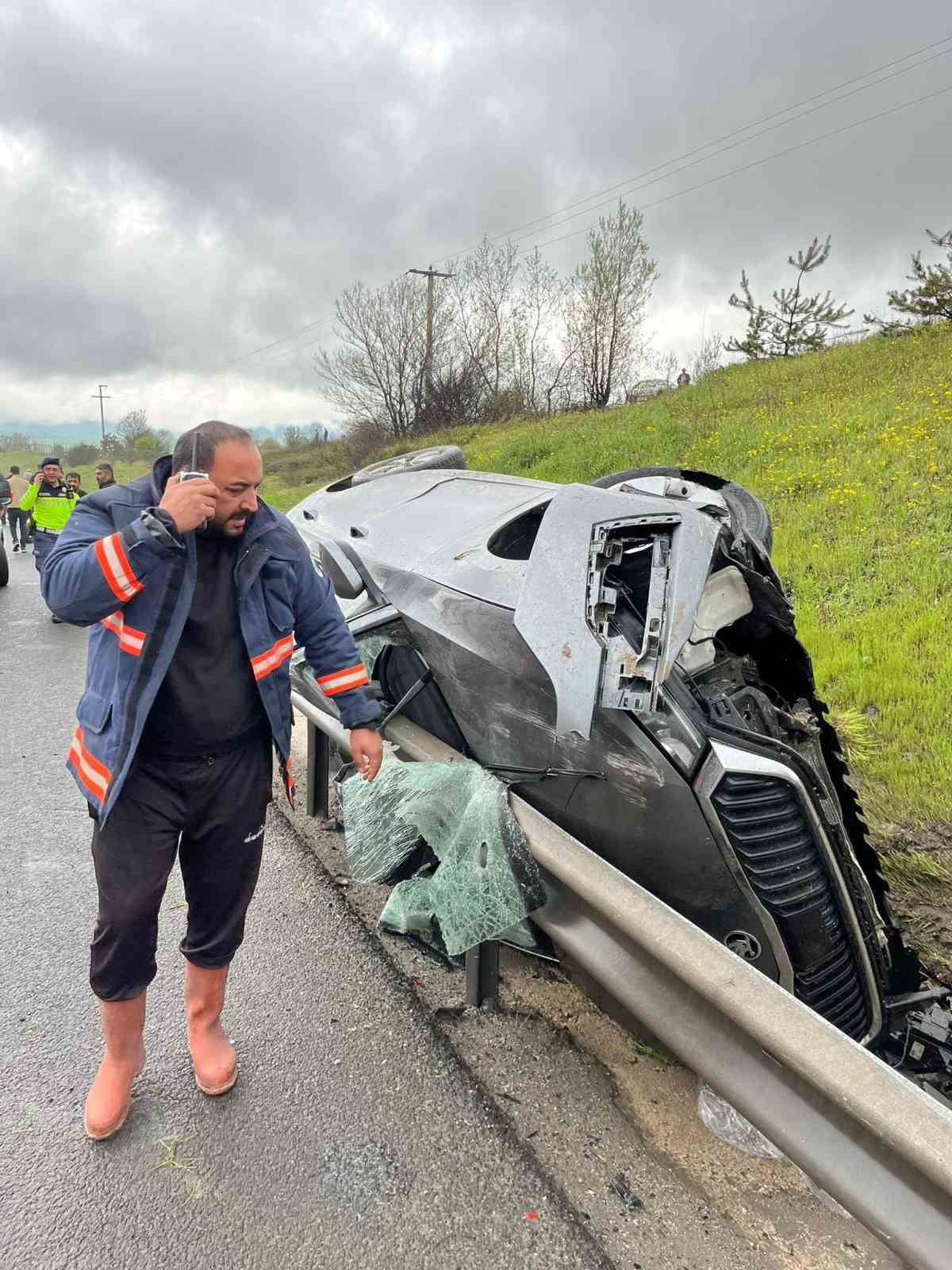 BOLU'NUN DÖRTDİVAN İLÇESİNDE TEM OTOYOLU ÜZERİNDE KONTROLDEN ÇIKAN OTOMOBİLİN BARİYERLERE ÇARPMASI...