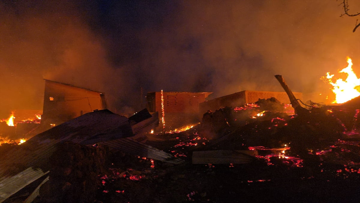 Bolu'nun Gerede ilçesinde çıkan yangında, 3'ü boş 4 ev ile 8 samanlık kullanılamaz hale geldi....