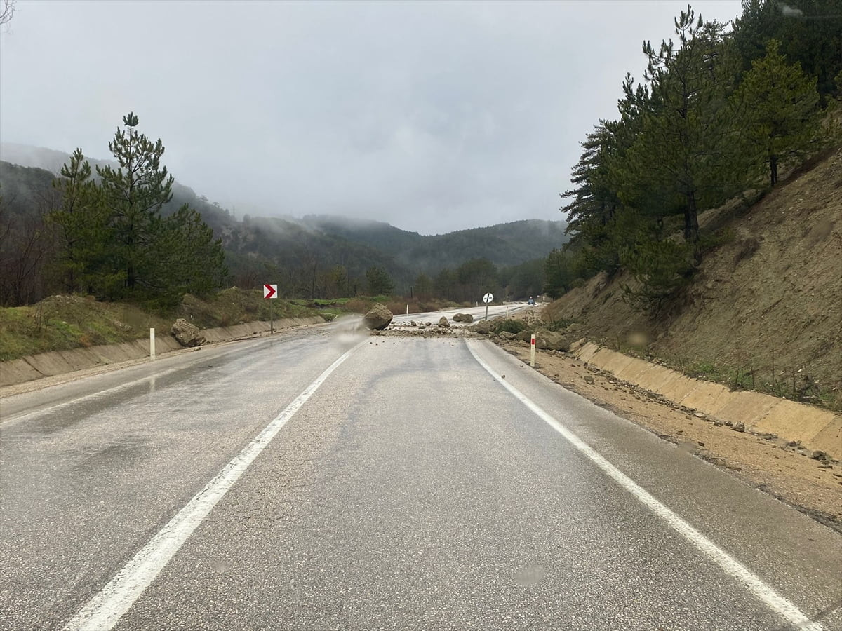 Bolu'nun Göynük ilçesinde yola düşen kaya parçaları nedeniyle Bilecik-Sakarya-Nallıhan kara...