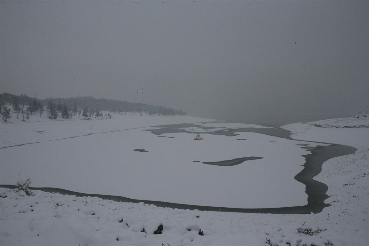 Bolu'nun içme suyu ihtiyacının karşılandığı Gölköy Baraj Gölü'nde kuraklık nedeniyle azalan su...