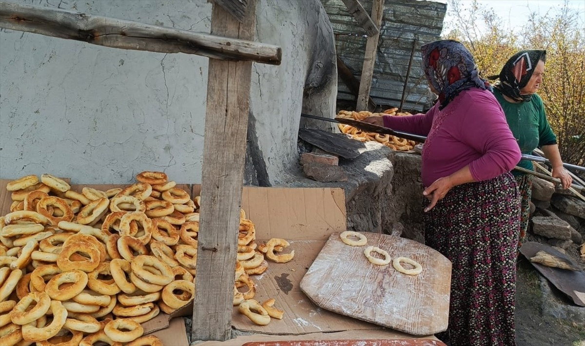 Bolu'nun Kıbrıscık ilçesinde köklü geçmişe sahip "kürül" adı verilen hamur işi yiyecek, kadınlar...