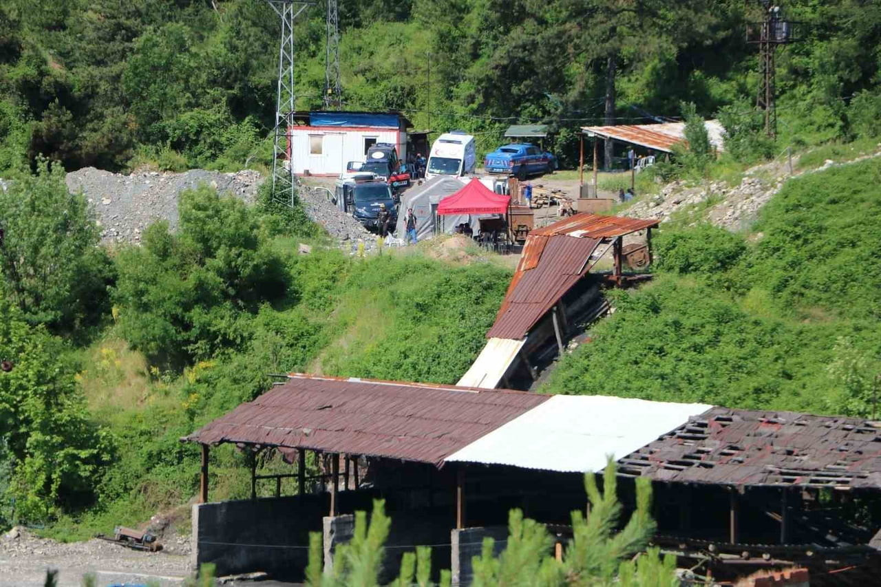 BOLU'NUN MENGEN İLÇESİNDE 6 GÜN ÖNCE MADEN OCAĞINDA MEYDANA GELEN GÖÇÜKTE MAHSUR KALAN İŞÇİNİN...