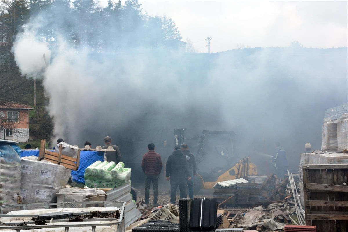 Bolu'nun Mengen ilçesinde inşaat malzemeleri deposunda çıkan yangın hasara neden oldu.