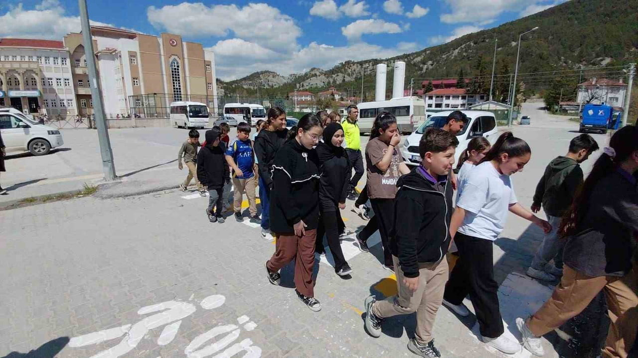 BOLU'NUN MUDURNU İLÇESİNDE KARAYOLU TRAFİK GÜVENLİĞİ VE TRAFİK HAFTASI DOLAYISIYLA ÖĞRENCİLERE...