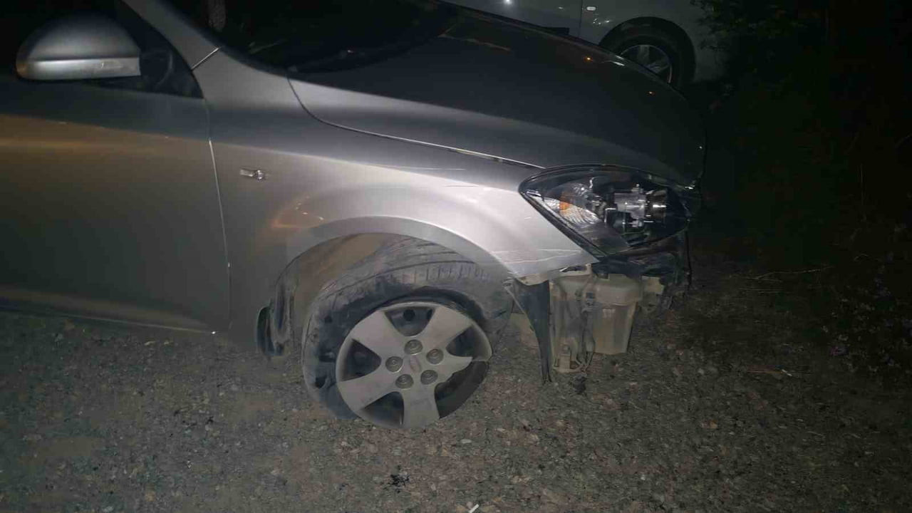 BOLU'NUN MUDURNU İLÇESİNDE, KAVŞAKTAKİ YÖN LEVHASINA ÇARPTIKTAN SONRA OLAY YERİNDEN KAÇAN 1.95...