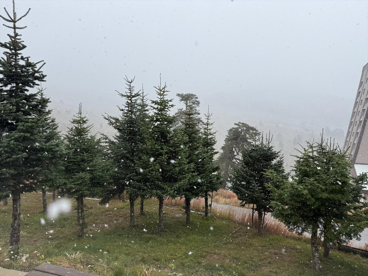 Bolu'nun yüksek kesimlerine kar yağdı.