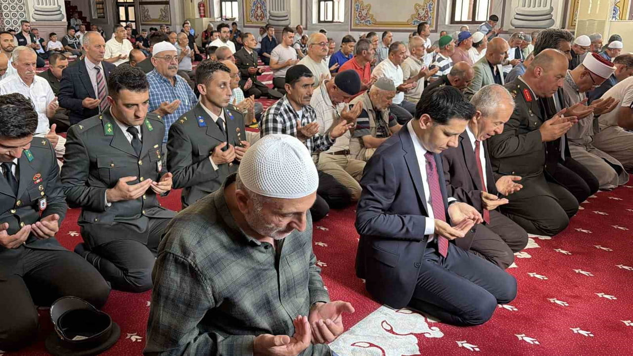 BOLU’DA, 15 TEMMUZ DEMOKRASİ VE MİLLÎ BİRLİK GÜNÜ DOLAYISIYLA DÜZENLENEN PROGRAMDA, ŞEHİTLER İÇİN...