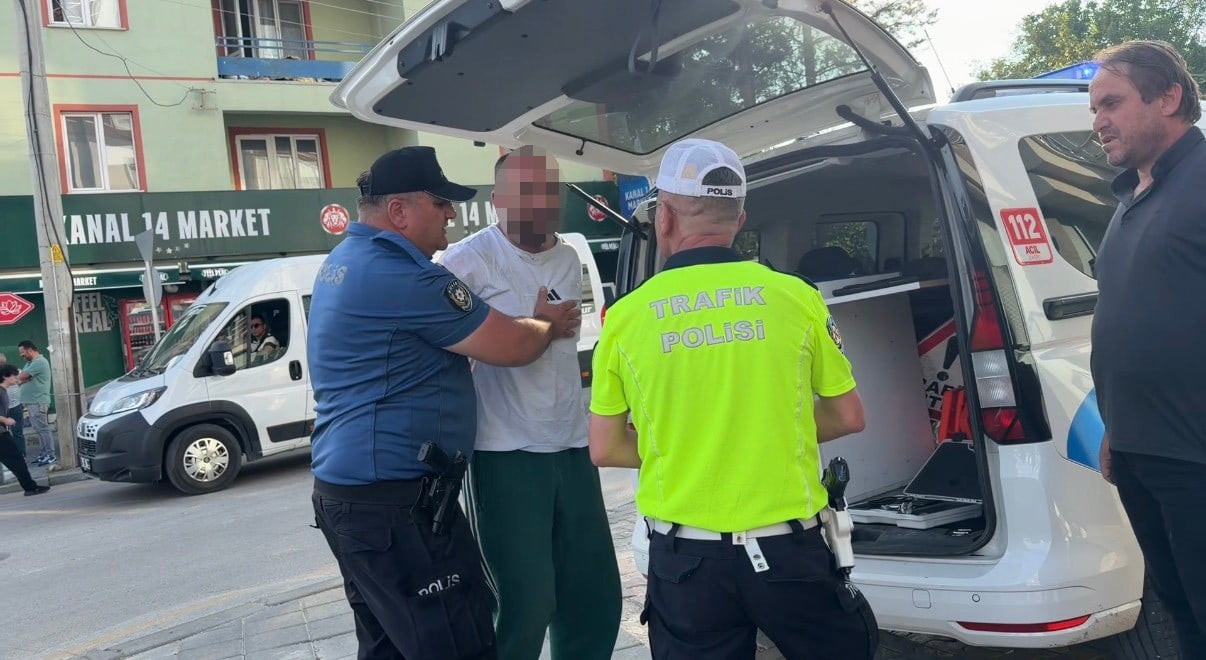 BOLU’DA 2,77 PROMİL ALKOLLÜ KULLANDIĞI OTOMOBİLLE REFÜJE VE BAŞKA BİR ARACA ÇARPAN, ARDINDAN POLİS...