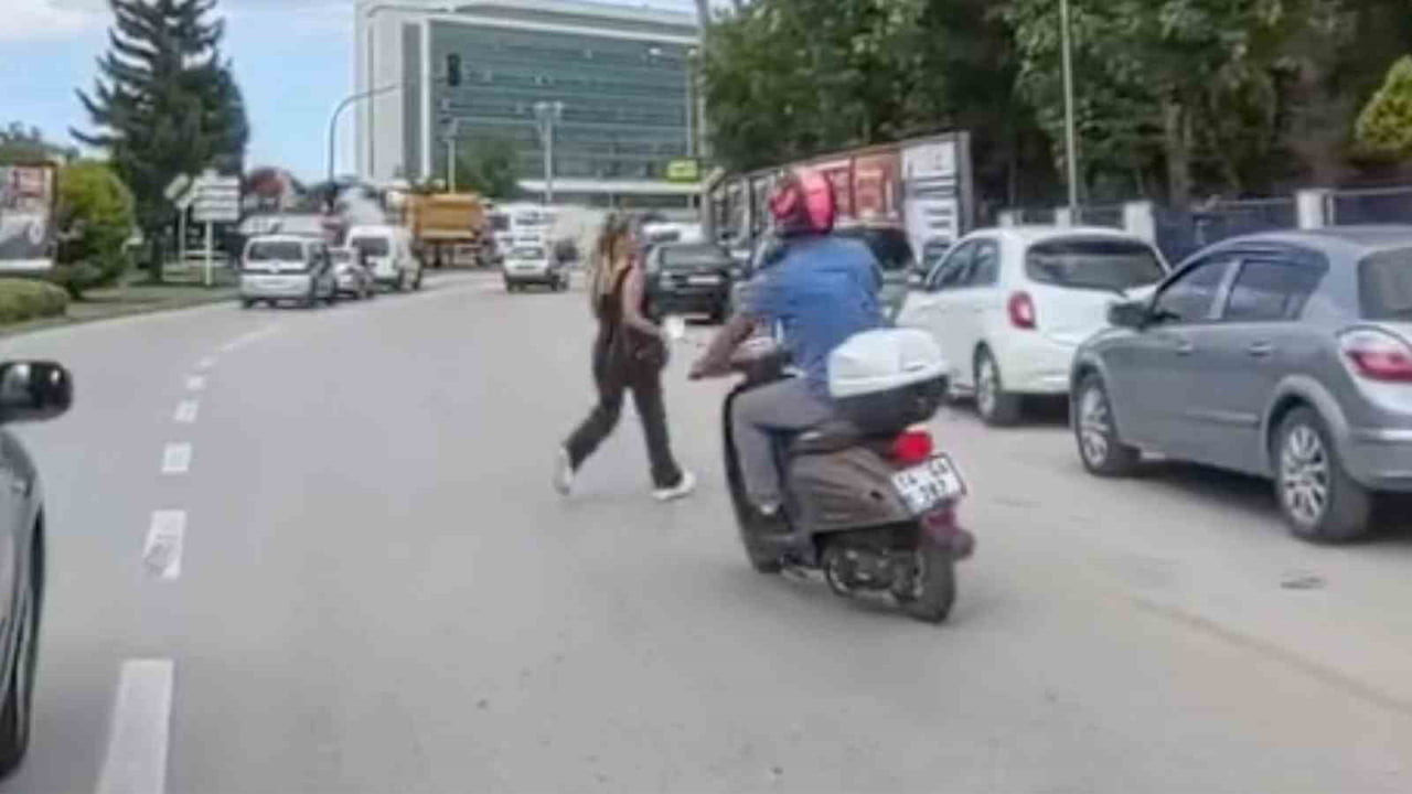 BOLU’DA BİR MOTOSİKLET SÜRÜCÜSÜ, YOLUN KARŞISINA GEÇMEK İSTEYEN YAYAYA ÇARPMAKTAN SON ANDA...