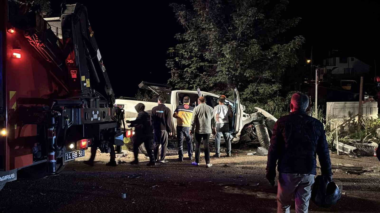 BOLU’DA D-100 KARA YOLUNDA YAN YOLDAN ÇIKAN HAFRİYAT TIRININ DORSESİNE ÇARPAN LÜKS PİKAP HURDAYA...