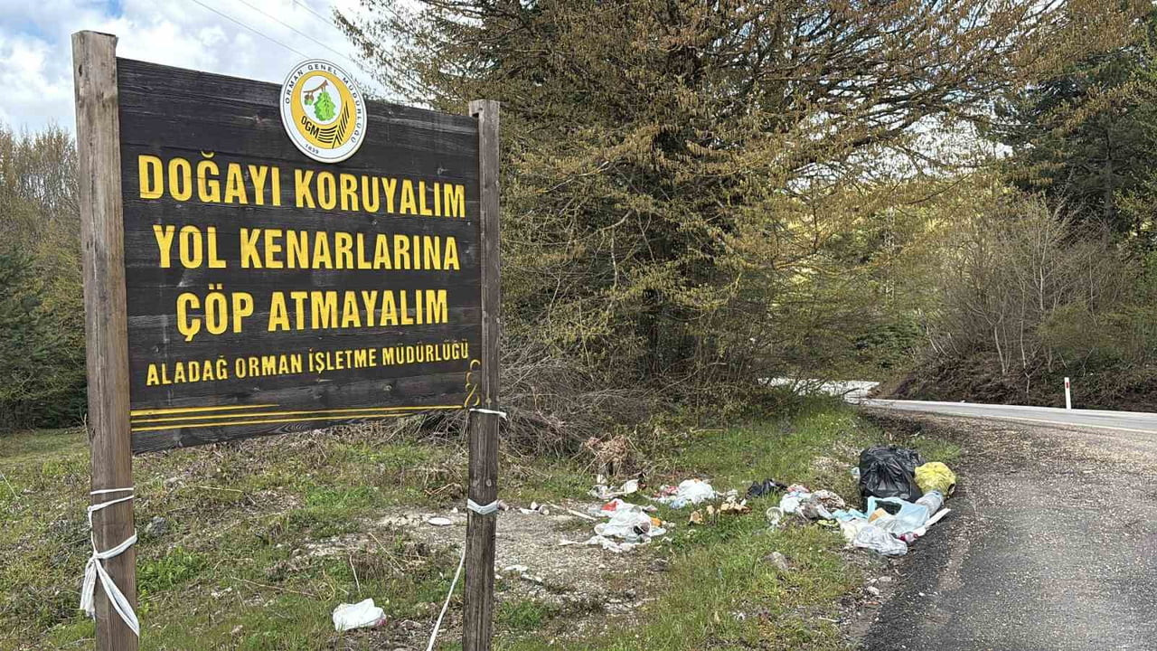 BOLU’DA DOĞA TURİZMİNİN GÖZDE MEKANLARINDAN GÖLCÜK TABİAT PARKI YOLUNDA GÜZERGAH ÜZERİNE ASILAN...