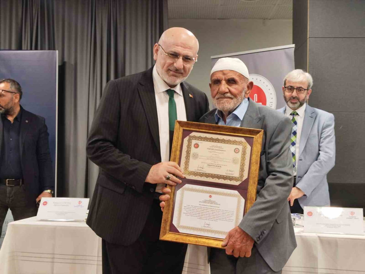 BOLU’DA DÜZENLENEN "HAFIZ KAL" TÜRKİYE FİNALİ’NDE, 87 YAŞINDAKİ HAFIZ İBRAHİM DEMİR’E HAFIZLIK...