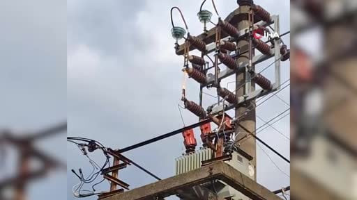 Bolu’da elektrik direğine yıldırım düştü