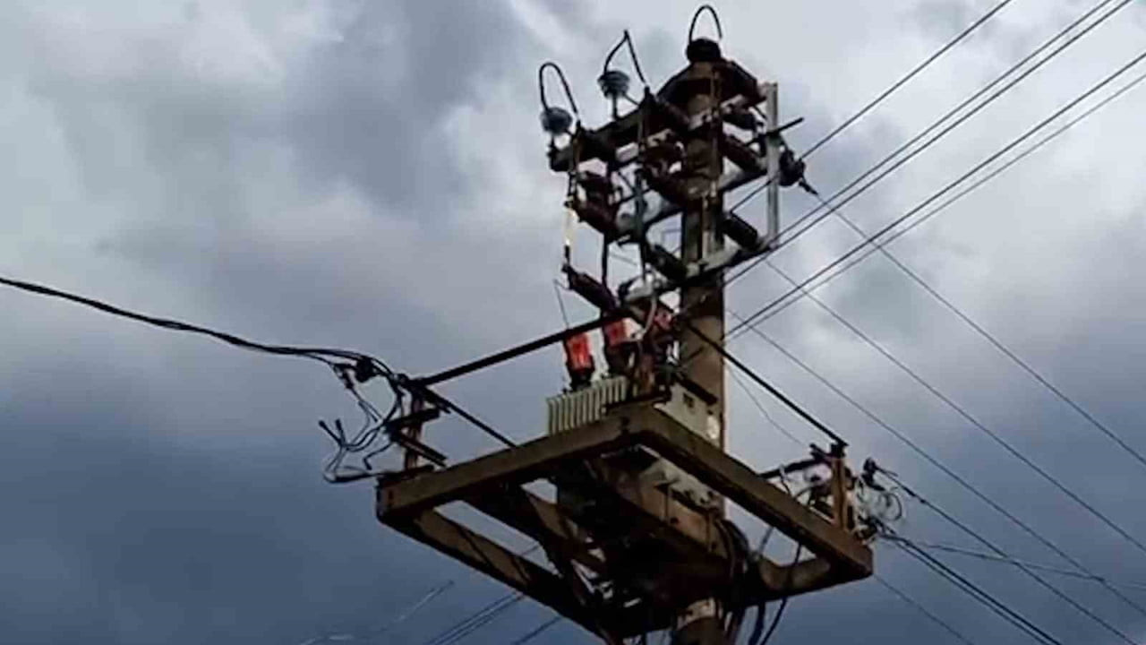 BOLU’DA ETKİLİ OLAN SAĞANAK YAĞIŞ SIRASINDA ELEKTRİK DİREĞİNE YILDIRIM DÜŞTÜ. DİREĞİN ÜST KISMINDA...