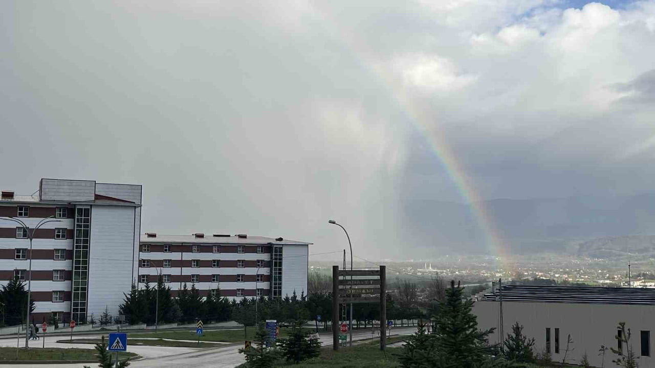 BOLU’DA ETKİLİ OLAN SAĞANAK YAĞIŞIN ARDINDAN GÖKYÜZÜNDE OLUŞAN GÖKKUŞAĞI, KENTTE GÖRSEL ŞÖLEN...