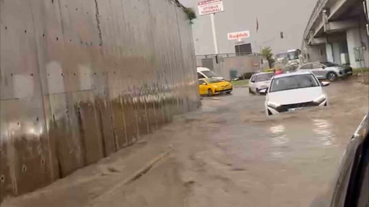 BOLU’DA ETKİLİ OLAN SAĞANAK YAĞMUR VE ŞİDDETLİ DOLU YAĞIŞININ ARDINDAN CADDE VE SOKAKLAR GÖLE...