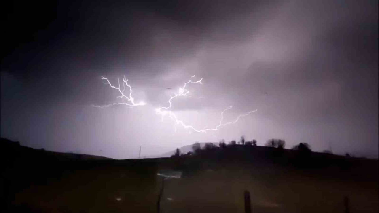 BOLU’DA GECE SAATLERİNDE ETKİLİ OLAN SAĞANAK YAĞIŞLA BİRLİKTE GÖKYÜZÜNÜ AYDINLATAN ŞİMŞEKLER...