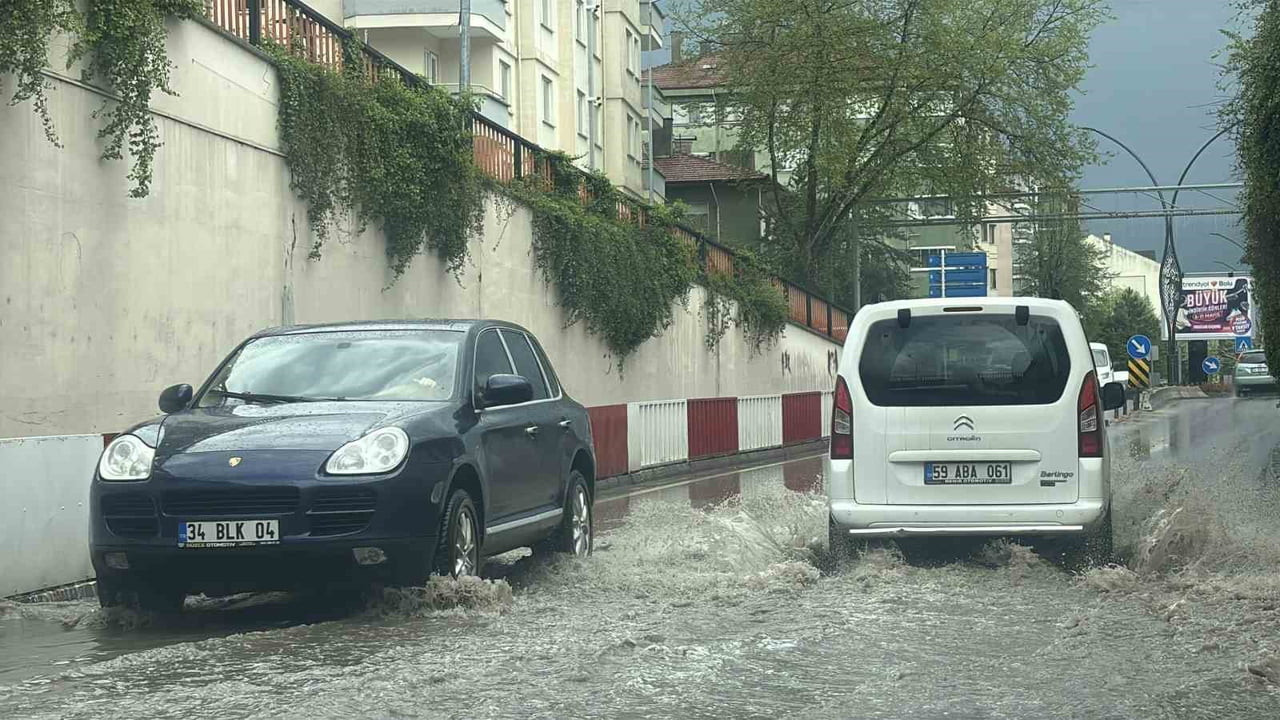 BOLU’DA GÜN BOYU ARALIKLARLA DEVAM EDEN SAĞANAK YAĞIŞ, ÖĞLEDEN SONRA ŞİDDETİNİ ARTIRARAK YERİNİ...