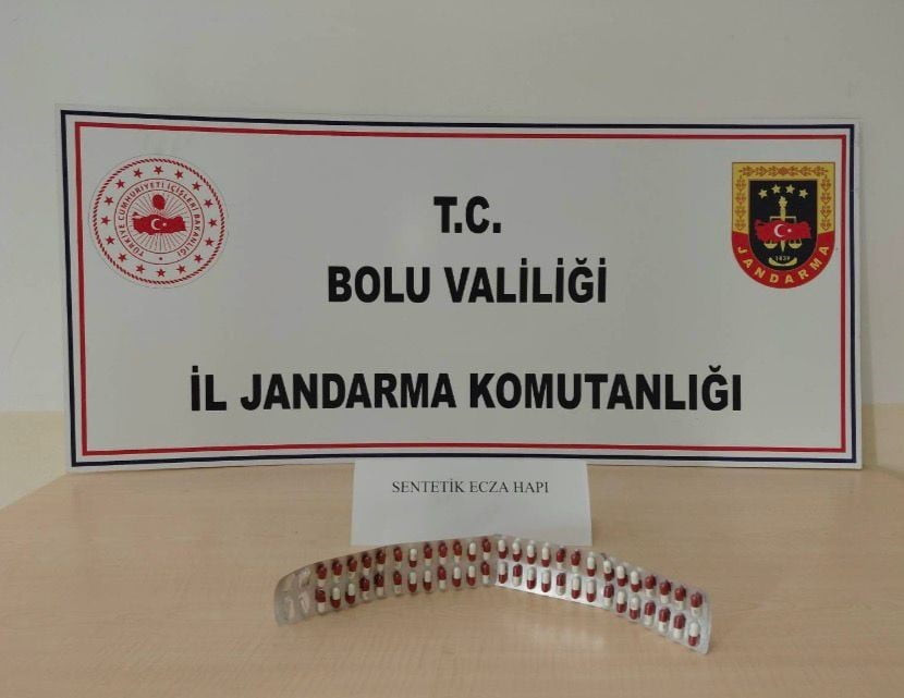 BOLU’DA JANDARMA EKİPLERİNCE ŞÜPHELİ BİR ARAÇTA YAPILAN ARAMADA 52 ADET SENTETİK ECZA ELE...