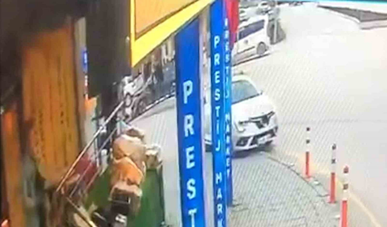 BOLU’DA KONTROLDEN ÇIKAN OTOMOBİLİN AYDINLATMA DİREĞİNE ÇARPMASI SONUCU ARAÇTA YOLCU OLARAK...