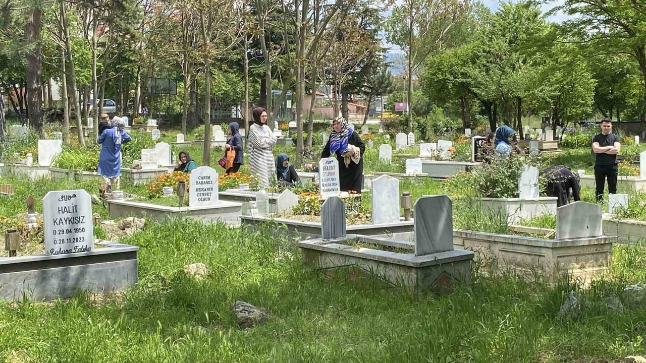BOLU’DA KURBAN BAYRAMI AREFESİNDE VATANDAŞLAR, VEFAT EDEN YAKINLARINI KABİRLERİ BAŞINDA DUALARLA...