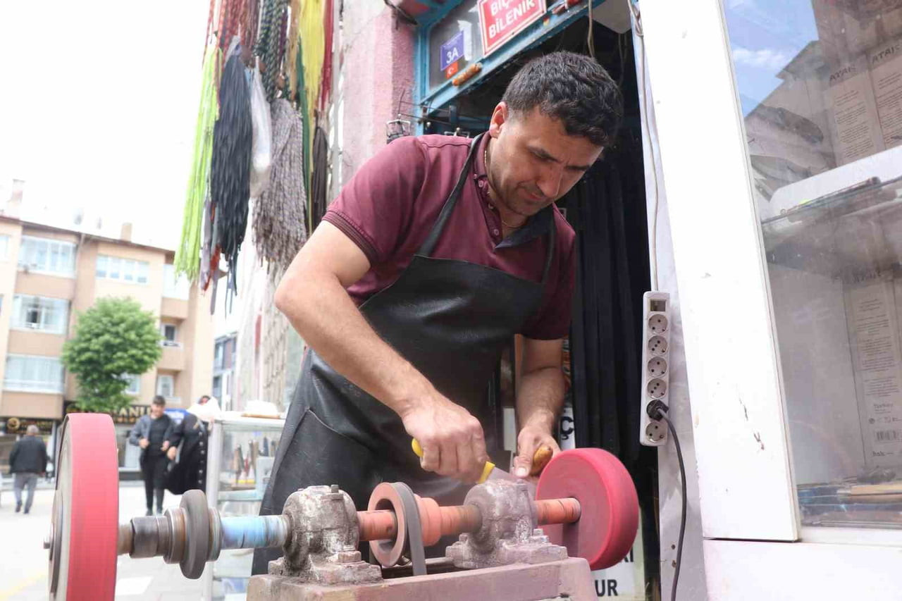 BOLU’DA KURBAN BAYRAMI'NA İKİ GÜN KALA VATANDAŞLAR BIÇAKÇILARIN YOLUNU TUTMAYA BAŞLADI. 25 YILLIK...
